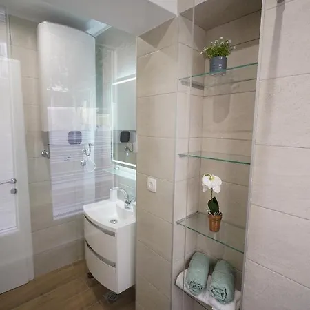 Ana Apartment Split