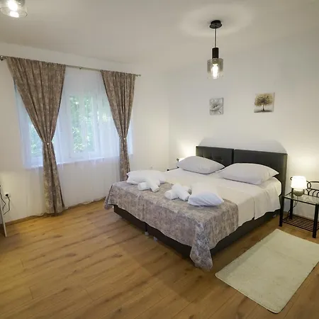 Ana Apartment Split
